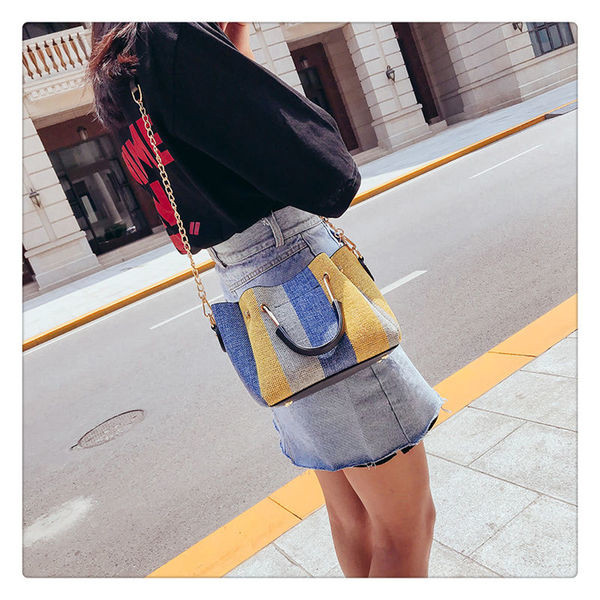 Geanta de mana mica colorata cu geanta de voiaj si lant