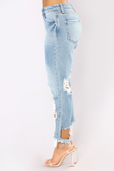 Κυρίες μοντέρνα τζιν με σκισμένα μοτίβα