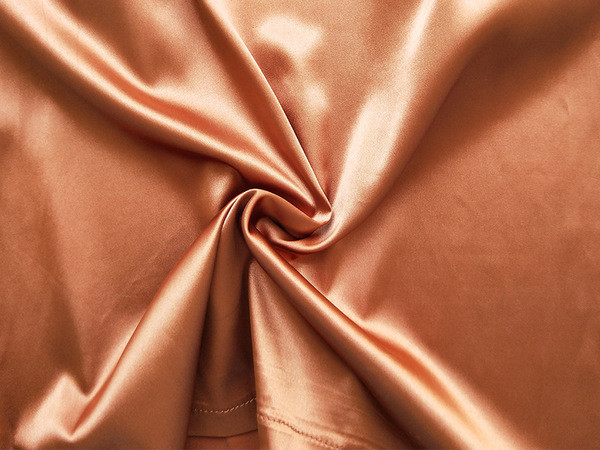 Σύγχρονη σατέν φόρεμα κυρίες σε δύο χρώματα