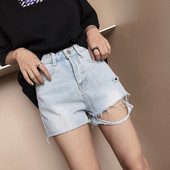 Модерни дамски къси панталони в светъл цвят