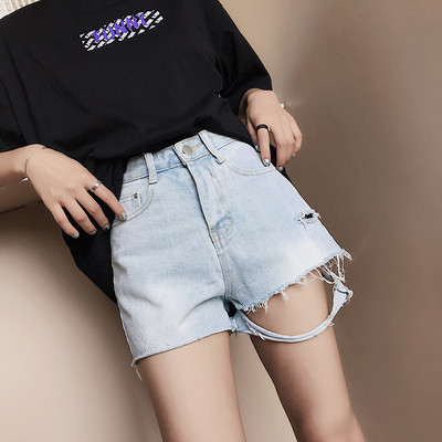 Модерни дамски къси панталони в светъл цвят