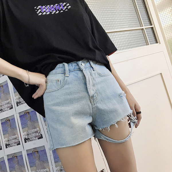 Модерни дамски къси панталони в светъл цвят 