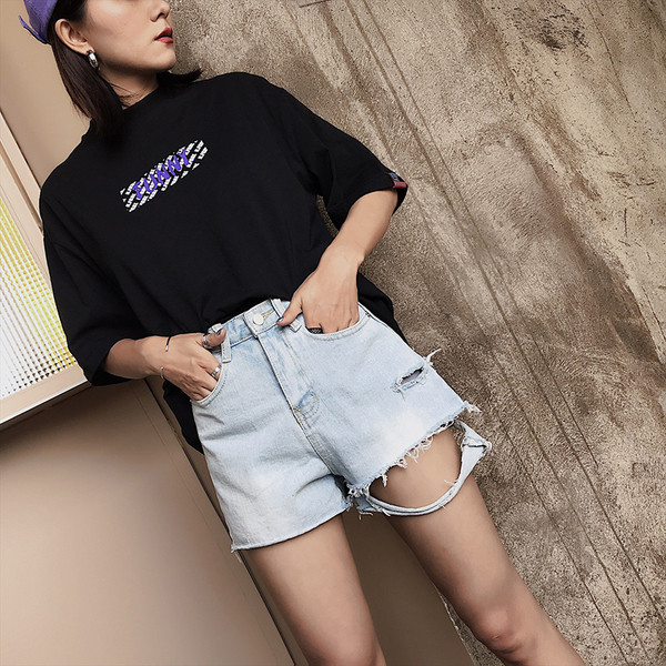 Модерни дамски къси панталони в светъл цвят 