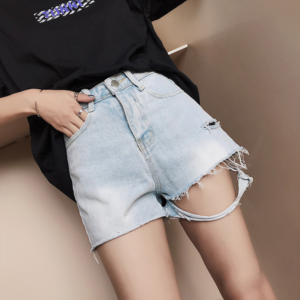 Модерни дамски къси панталони в светъл цвят 