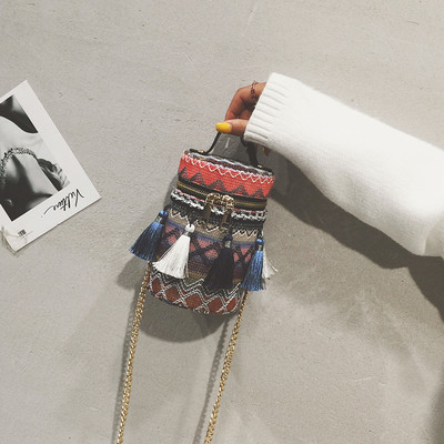 Μικρή κυρία τσάντα με εθνοτικές μοτίβα σε δύο χρώματα