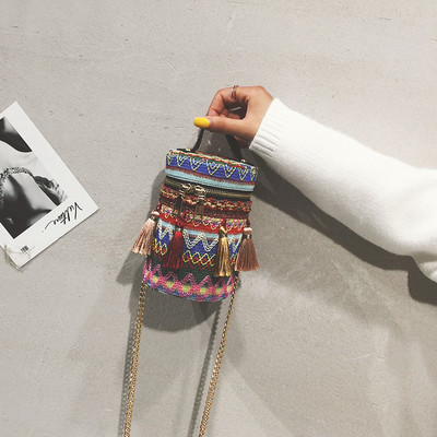 Μικρή κυρία τσάντα με εθνοτικές μοτίβα σε δύο χρώματα