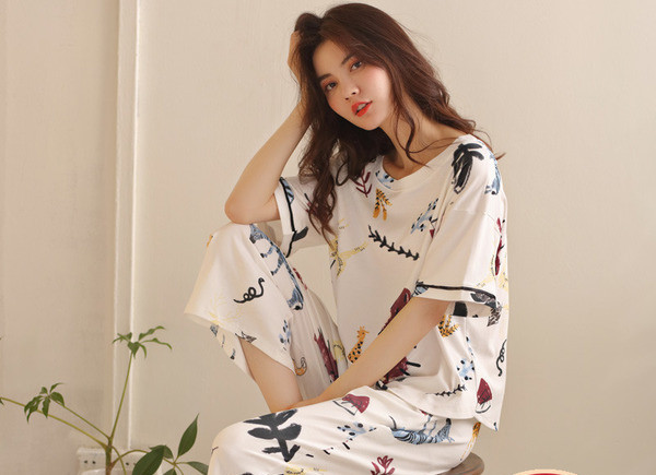 Памучна дамска пижама широк модел - тениска с къс ръкав + 7/8 панталон