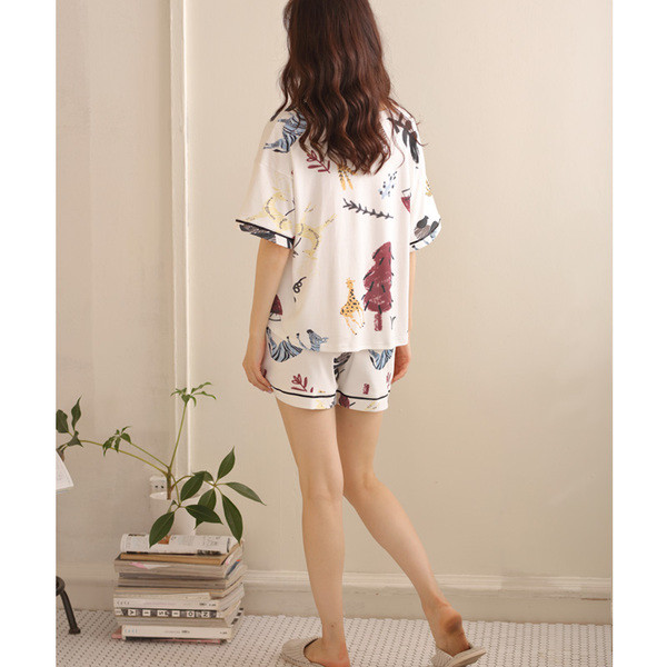 Pijamale de vară de damă cu o bluză cu mâneci scurte și pantaloni scurți