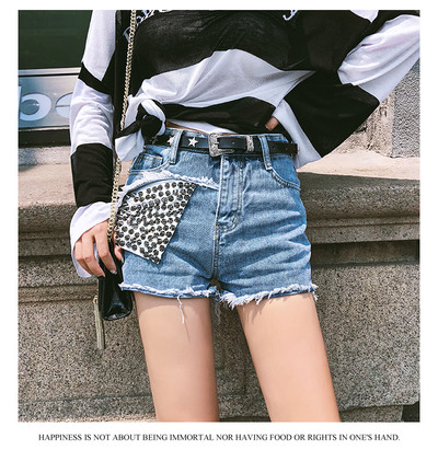 Pantaloni scurți moderni de dama de culoare deschisa