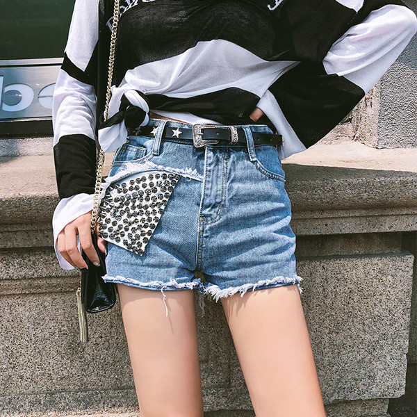 Pantaloni scurți moderni de dama de culoare deschisa