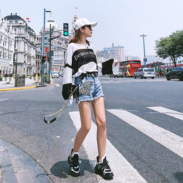 Pantaloni scurți moderni de dama de culoare deschisa