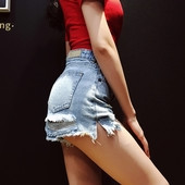 Γυναικεία short jeans με υψηλή μέση και σχισμένα στοιχεία