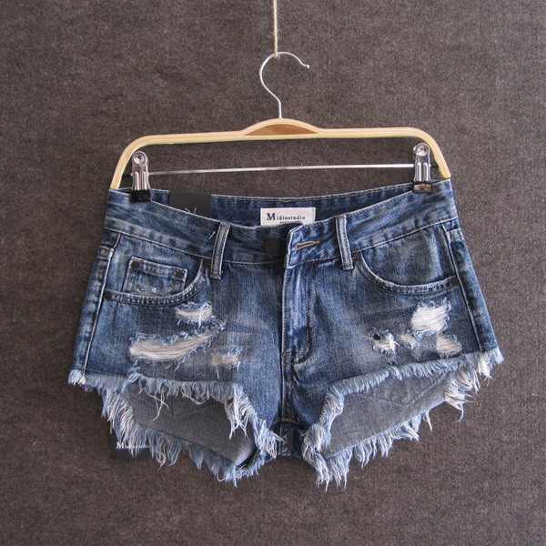 Σύντομα γυναικεία τζιν με τυποποιημένη μέση