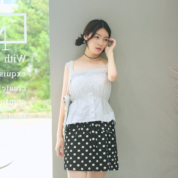 Fusta scurtă cu buline de damă elegantă