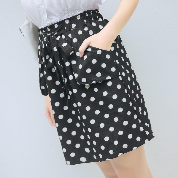 Fusta scurtă cu buline de damă elegantă