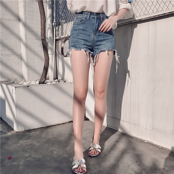 Blugi scurti casual de dama cu talie inalta intr-o culoare deschisa