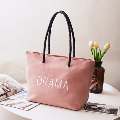 Άνετη γυναικεία τσάντα από οικολογικό δέρμα με διάφορα χρώματα