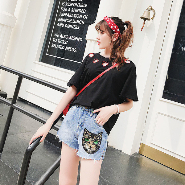 Pantaloni scurți de damă cu aplicație