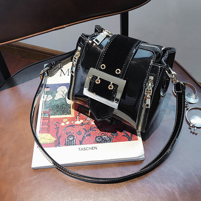 Τσάντα για γυναίκες με γυαλιστερό φινίρισμα και μεταλλική πόρπη σε τέσσερα χρώματα