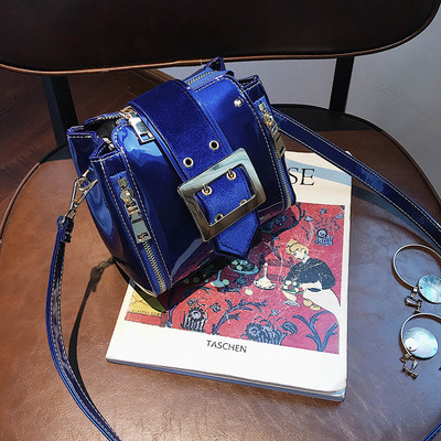 Τσάντα για γυναίκες με γυαλιστερό φινίρισμα και μεταλλική πόρπη σε τέσσερα χρώματα