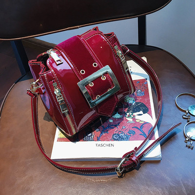 Τσάντα για γυναίκες με γυαλιστερό φινίρισμα και μεταλλική πόρπη σε τέσσερα χρώματα