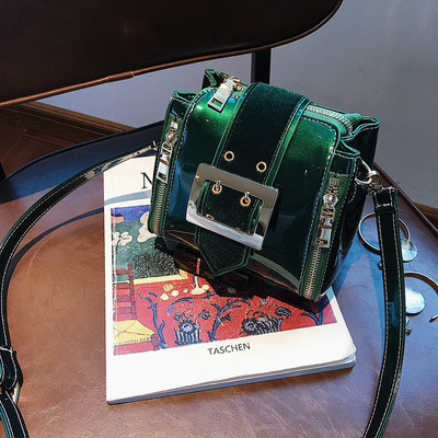 Τσάντα για γυναίκες με γυαλιστερό φινίρισμα και μεταλλική πόρπη σε τέσσερα χρώματα