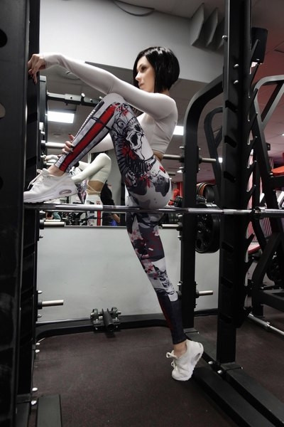 Γυναικεία αθλητική σφήνα με υψηλή μέση και έγχρωμη εκτύπωση