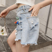 Γυναικεία σορτς σε δύο χρώματα με φούντες