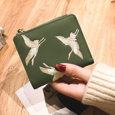 Το χαρτοφυλάκιο της μικρής κυρίας με κεντήματα σε διάφορα χρώματα