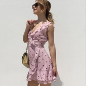 Κομψό γυναικείο φόρεμα με λαιμόκοψη σε σχήμα V, κομμένο σε ροζ χρώμα