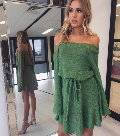 Rochie scurtă de damă cu umerii căzuți și curea în talie