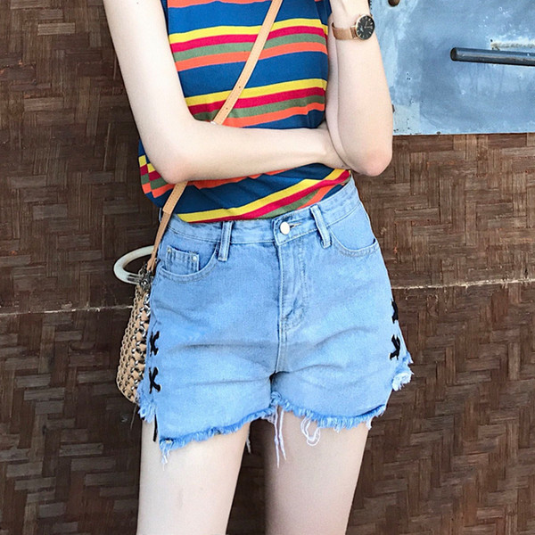 Къси дамски панталони в светъл цвят 