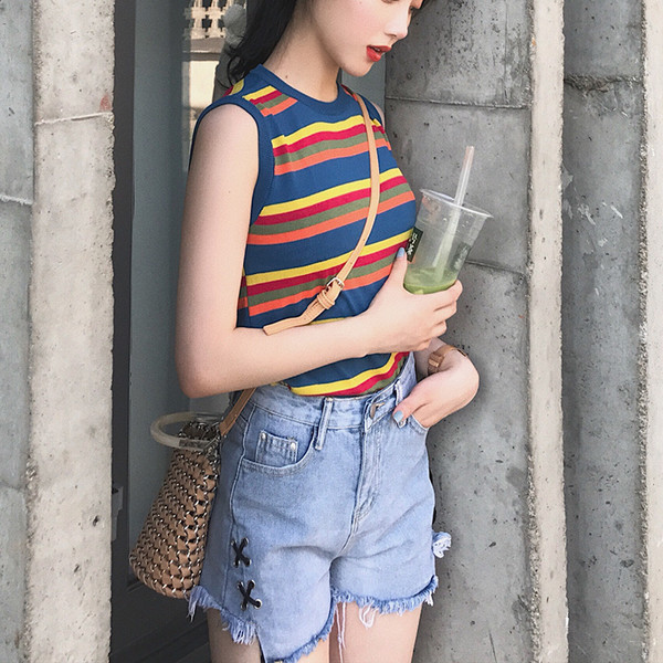 Къси дамски панталони в светъл цвят 