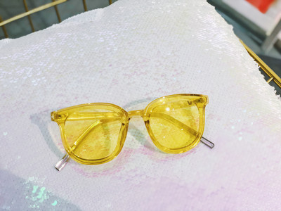 Περιστασιακά αρσενικά γυαλιά σε διάφορα χρώματα κατάλληλα για άνδρες και γυναίκες