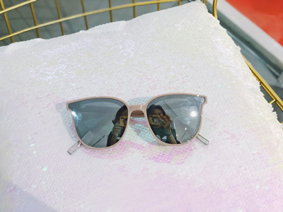 Περιστασιακά αρσενικά γυαλιά σε διάφορα χρώματα κατάλληλα για άνδρες και γυναίκες