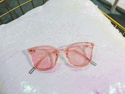 Περιστασιακά αρσενικά γυαλιά σε διάφορα χρώματα κατάλληλα για άνδρες και γυναίκες