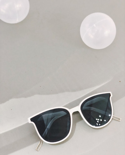 Περιστασιακά αρσενικά γυαλιά σε διάφορα χρώματα κατάλληλα για άνδρες και γυναίκες