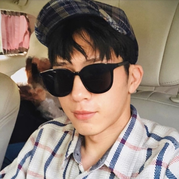 Περιστασιακά αρσενικά γυαλιά σε διάφορα χρώματα κατάλληλα για άνδρες και γυναίκες