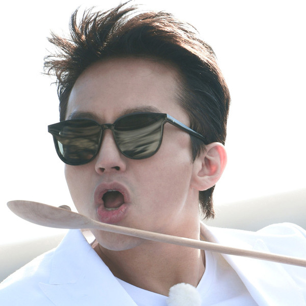 Περιστασιακά αρσενικά γυαλιά σε διάφορα χρώματα κατάλληλα για άνδρες και γυναίκες