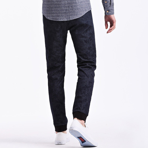 Sötét színű, magas derékú férfi nadrág virágos díszítéssel