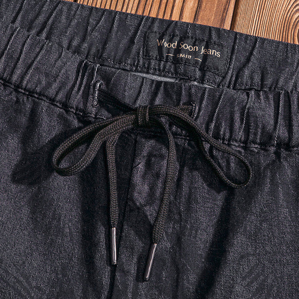 Sötét színű, magas derékú férfi nadrág virágos díszítéssel