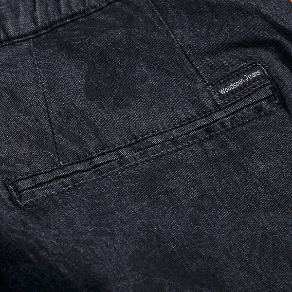 Sötét színű, magas derékú férfi nadrág virágos díszítéssel