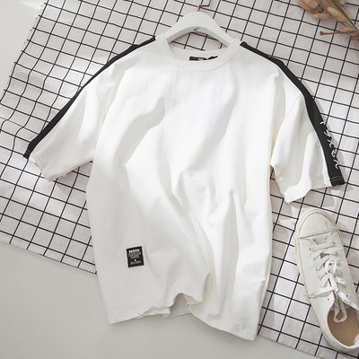 Μοντέρνο ανδρικό μπλουζάκι με λαιμόκοψη σε διάφορα χρώματα