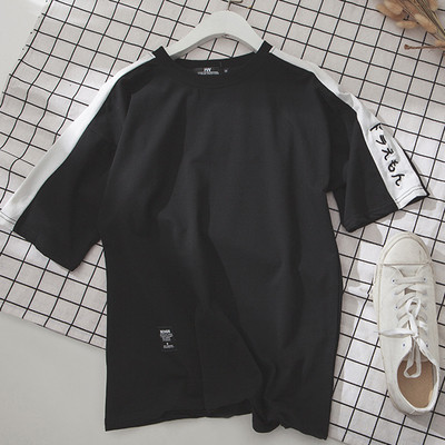 Μοντέρνο ανδρικό μπλουζάκι με λαιμόκοψη σε διάφορα χρώματα