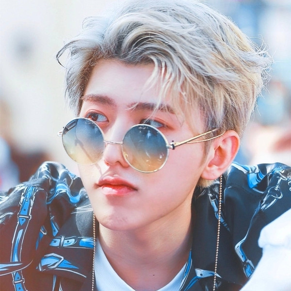 Ρετρό γυαλιά σε στρογγυλό σχήμα σε διάφορα χρώματα κατάλληλα για άνδρες και γυναίκες