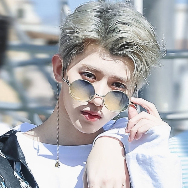 Ρετρό γυαλιά σε στρογγυλό σχήμα σε διάφορα χρώματα κατάλληλα για άνδρες και γυναίκες