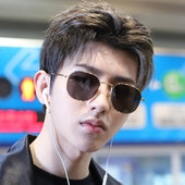 Κομψά αρσενικά γυαλιά ηλίου με λεπτές κορνίζες σε σκούρο χρώμα