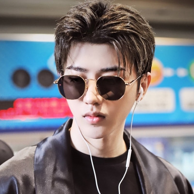 Κομψά αρσενικά γυαλιά ηλίου με λεπτές κορνίζες σε σκούρο χρώμα