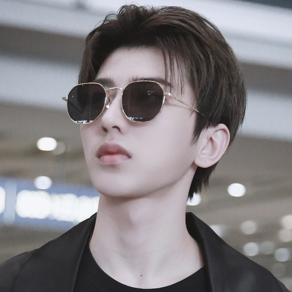 Κομψά αρσενικά γυαλιά ηλίου με λεπτές κορνίζες σε σκούρο χρώμα