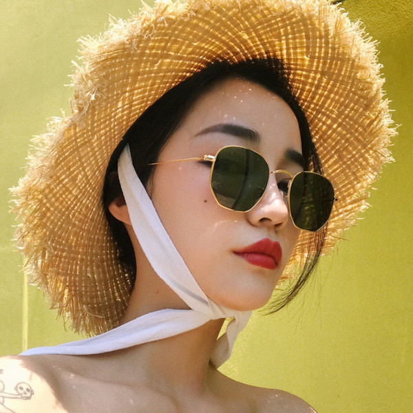 Κομψά αρσενικά γυαλιά ηλίου με λεπτές κορνίζες σε σκούρο χρώμα